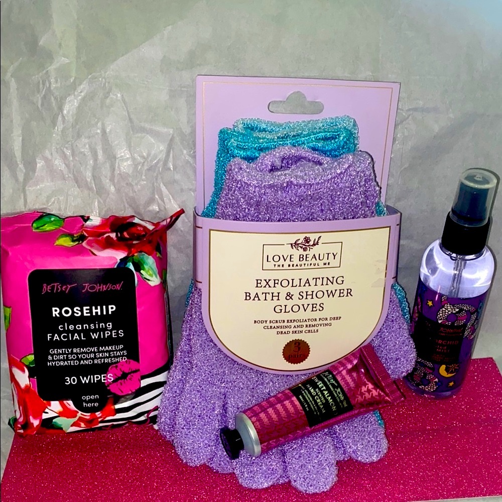 Betsey Johnson Skincare Set w additional 3pc Exfoliating Gloves 🧤